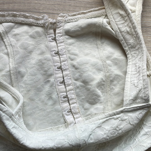 UO Front-Clasp Crop - Picture 9 of 12